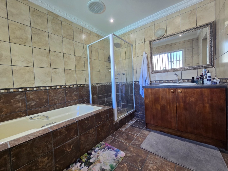 5 Bedroom Property for Sale in Heuwelsig Free State